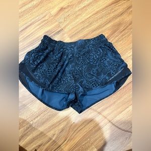 Lululemon hotty hot shorts size 6